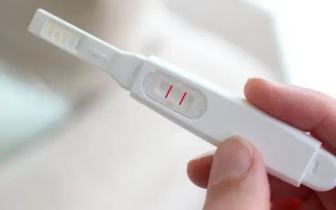 Dwie czerwone kreski na teście ciążowym. To najlepszy test ciążowy, który potwierdza radosną nowinę.