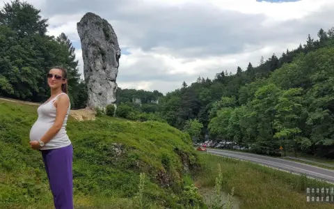 Kobieta w ciąży cieszy się pięknym krajobrazem, idealnym miejscem, gdzie na wakacje w ciąży.