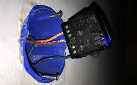 Schéma branchement interrupteur sans fil : module RF dans boîte d'encastrement bleue avec fils électriques.