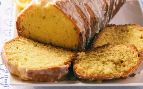 Pyszne, wilgotne ciasto z cukinii w keksówce, polane lukrem. Idealne na podwieczorek.