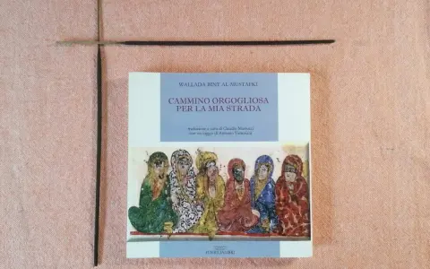Buch "Cammino orgogliosa per la mia strada" von Wallada bint al-Mustakfi, mit einer historischen Darstellung von Frauen.