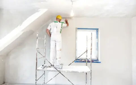 Jak zabezpieczyć okna przed tynkowaniem, aby uniknąć uszkodzeń?