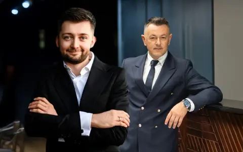 Dwóch mężczyzn w garniturach, dyskutujących w co zainwestować 50 tys.