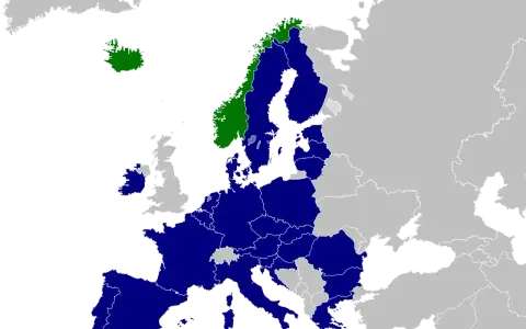 Mapa Europy z zaznaczonymi krajami EOG. Na niebiesko zaznaczono kraje UE, a na zielono Norwegię i Islandię.