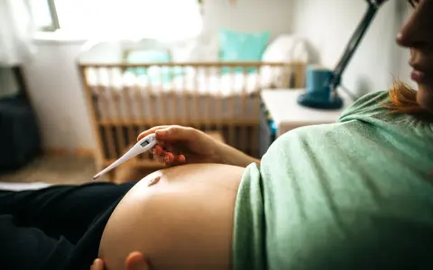 Pierwszy trymestr i przeziębienie: Co bezpieczne dla Ciebie i dziecka?
