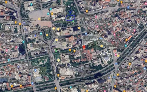Centrum Tirany, z widocznymi lotniskami w Albanii, Plac Skanderbega, parki i budynki.