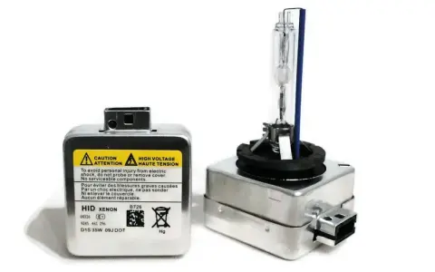 Dwie żarówki ksenonowe HID, model D1S 35W, gotowe do montażu.