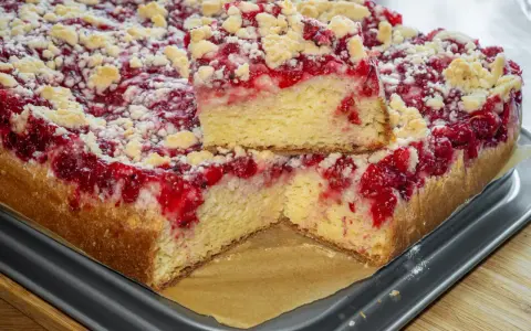 Puszyste ciasto drożdżowe z malinami i kruszonką na dużą blachę. Idealne na rodzinne popołudnie.