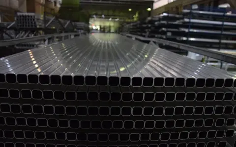 Perfiles de aluminio listos para la fabricación de ventanas.