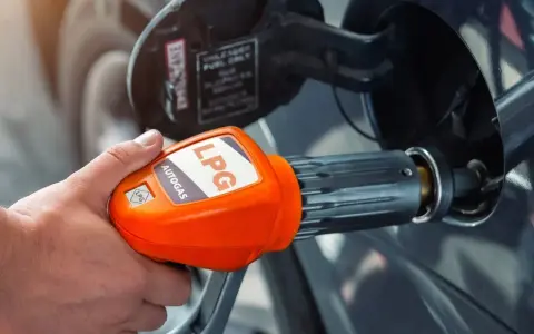 Tankowanie auta gazem LPG. Pomarańczowa dysza z napisem "AUTOGAS LPG" jest wkładana do baku pojazdu.