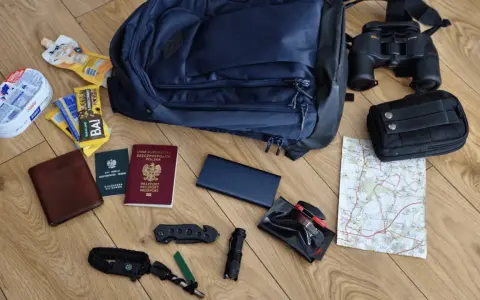 Plecak, paszport, mapa, lornetka, scyzoryk, latarka i powerbank. Wszystko, by bądź gotowy na każdą przygodę.