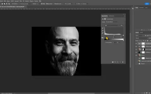 Portret mężczyzny w czerni i bieli z widocznym panelem korekty tonalnej w Photoshopie.