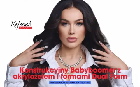 Kobieta z długimi, ciemnymi włosami prezentuje paznokcie wykonane metodą french konstrukcyjny. Na jej dłoniach widać zdobienia i elegancką biżuterię.