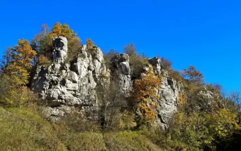 Skały wapienne w jesiennej odsłonie, porośnięte kolorowymi drzewami. Malownicza dolina Kluczwody zachwyca o tej porze roku.