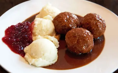 Szwedzkie klopsiki z puree ziemniaczanym i konfiturą z borówek. Idealne pytanie: co zjeść w Szwecji?