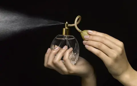 Perfumem czy perfumami? Rozwiej wątpliwości raz na zawsze!
