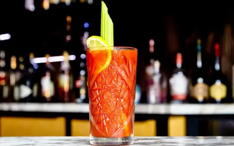 En perfekt Bloody Mary med selleri och citron, redo att avnjutas vid baren.