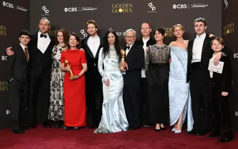 Elenco y equipo celebran sus globos de oro 2026.