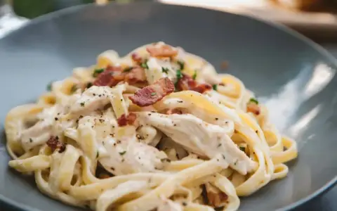 Krämig pasta med kyckling och knaprigt bacon. En härlig bacon pasta som ser utsökt ut.