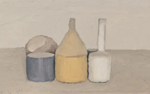 Subtelna kompozycja Giorgio Morandi: trzy butelki i kamień w stonowanych barwach, emanujące spokojem i harmonią.
