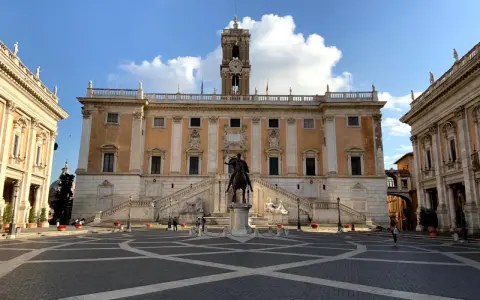 Piazza del Campidoglio con la statua equestre e il Palazzo Senatorio. Le oche del Campidoglio, simbolo di Roma, vegliano sulla piazza.