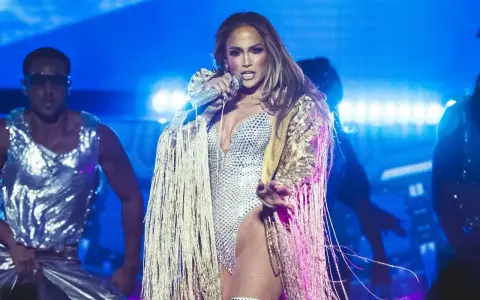 Jennifer Lopez w błyszczącym stroju na scenie, jakby występowała w Polsce.