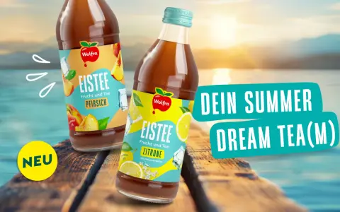 Zwei Flaschen Wolgra Eistee, Pfirsich und Zitrone, stehen auf einer Holzplanke am See. Perfekt für deinen Summer Dream Tea!