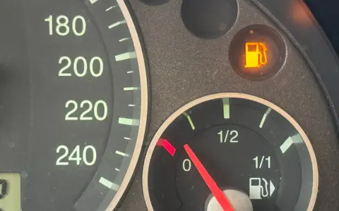 Wskaźnik paliwa na czerwonym polu, kontrolka rezerwy świeci. Ile km na rezerwie diesel? Czas na tankowanie!