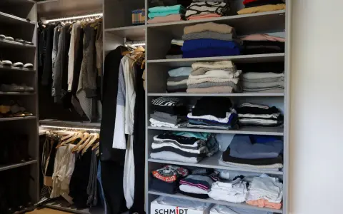 Un dressing bien organisé : vêtements pliés et suspendus, chaussures rangées. Idéal pour savoir comment organiser son dressing.