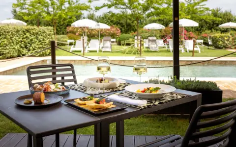 Un pranzo all'aperto con vino e stuzzichini, perfetto per capire cosa si fa a Ferragosto.