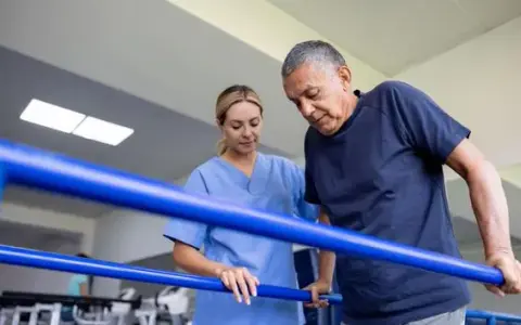 Rehabilitacja domowa NFZ: 80 dni i co dalej? Przedłużenie, zasady 2026