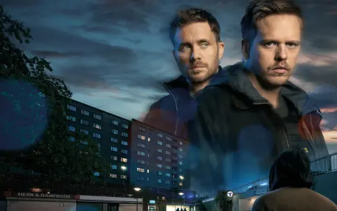 Två män i förgrunden, en lägenhetsbyggnad och en tunnelbanenedgång i bakgrunden. En scen från en tv4 film.