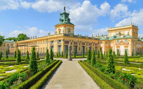 Pałac w Wilanowie, arcydzieło barok w Polsce, z ogrodem w stylu francuskim.