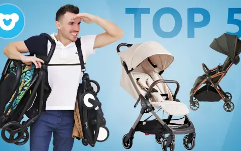 Mężczyzna prezentuje kilka modeli wózków spacerowych, w tym jeden z tropikalnym wzorem. Szukasz taniego wózka spacerowego? Oto TOP 5!