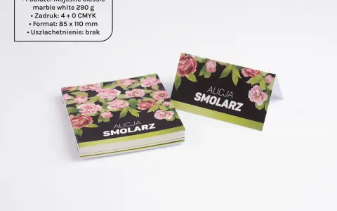 Elegancki pomysł na winietki z motywem kwiatowym. Na czarnym tle widnieje imię i nazwisko "Alicja Smolarz" oraz bujne, różowe piwonie.