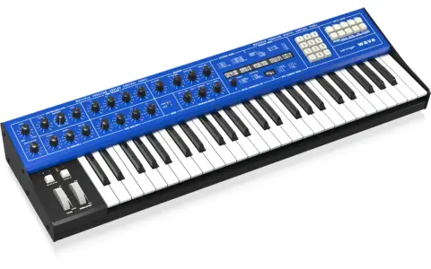 Niebieski syntezator Behringer Wave z klawiaturą i licznymi pokrętłami. To wszechstronne narzędzie dla muzyków, które może przypominać funkcjonalnością Roland JD-XA.