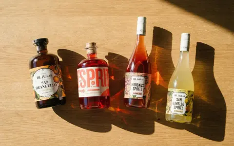 Vier Flaschen Dr. Jaglas Spritz: San Orangello, Sprit, Hibiskus Spritz und San Limello Spritz. Alle sind alkoholfrei, was bedeutet, dass sie keinen Neutralalkohol enthalten.