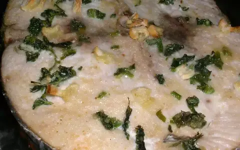 Rodaja de bonito al horno con ajo y perejil, ideal para recetas de bonito al horno.