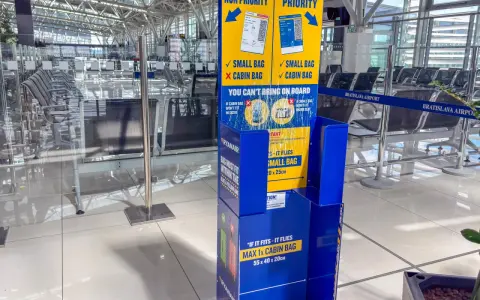 Informacja o tym, co można zabrać do bagażu podręcznego Ryanair. Wyjaśnia różnice między priorytetowym a niepriorytetowym boardingiem i wymiary bagażu.