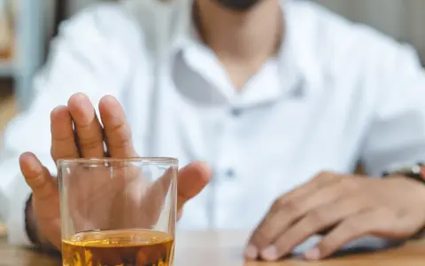 Mężczyzna odrzuca szklankę z alkoholem, rozpoczynając swoją krucjata wyzwolenia człowieka.