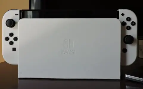 Biały Nintendo Switch z odłączanymi kontrolerami Joy-Con. Dowiedz się, jak działa ten wszechstronny system do gier.