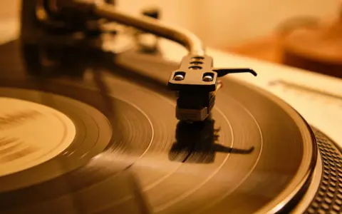 Plattenspieler mit Nadel auf Vinyl. Der Sound von Rock n Roll Rock erwacht zum Leben.