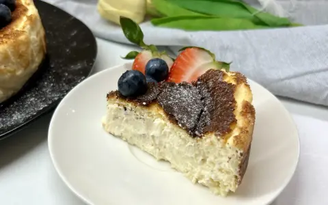 Pyszny sernik keto przepis na talerzyku, udekorowany borówkami i truskawkami. Idealny deser bez wyrzutów sumienia.