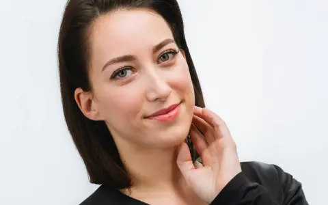 Une femme au regard pétillant, aux cils recourbés. Peut-on mettre du mascara sur un rehaussement de cils pour un effet encore plus intense ?