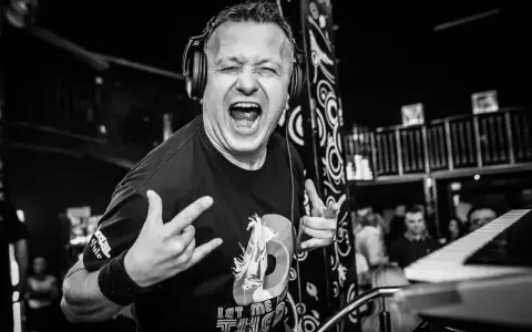 DJ Hazel z mikrofonem i słuchawkami, krzyczy do publiczności. Ile zarabia? Tego nie wiemy, ale na pewno daje czadu!