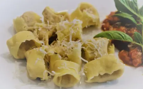 Tortellini: Co to jest? Historia, nadzienia i przepisy | Nikola Majewska