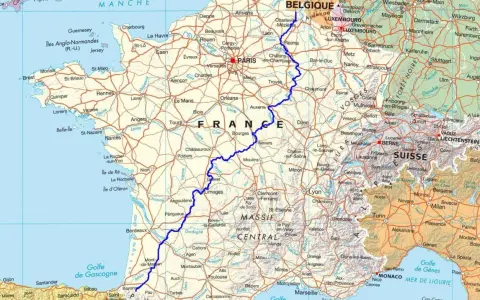 Carte de France et pays voisins, traversée par une ligne bleue. La gr654 carte montre la France, la Belgique, la Suisse et l'Italie.
