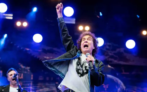 Magnus Uggla show Stockholm. Sångaren med knuten näve i luften, full av energi på scenen.