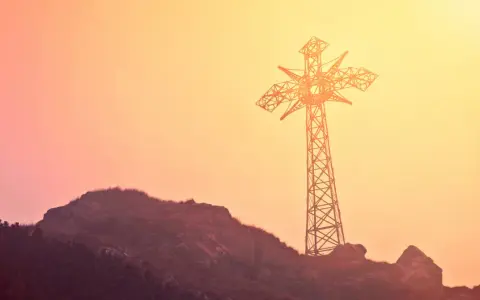 Krzyż na Giewoncie oświetlony? Prawda o nocnym symbolu Tatr