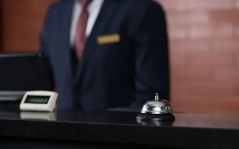 Ile zarabia recepcjonistka w hotelu 5 gwiazdkowym? Zaskakujące kwoty!